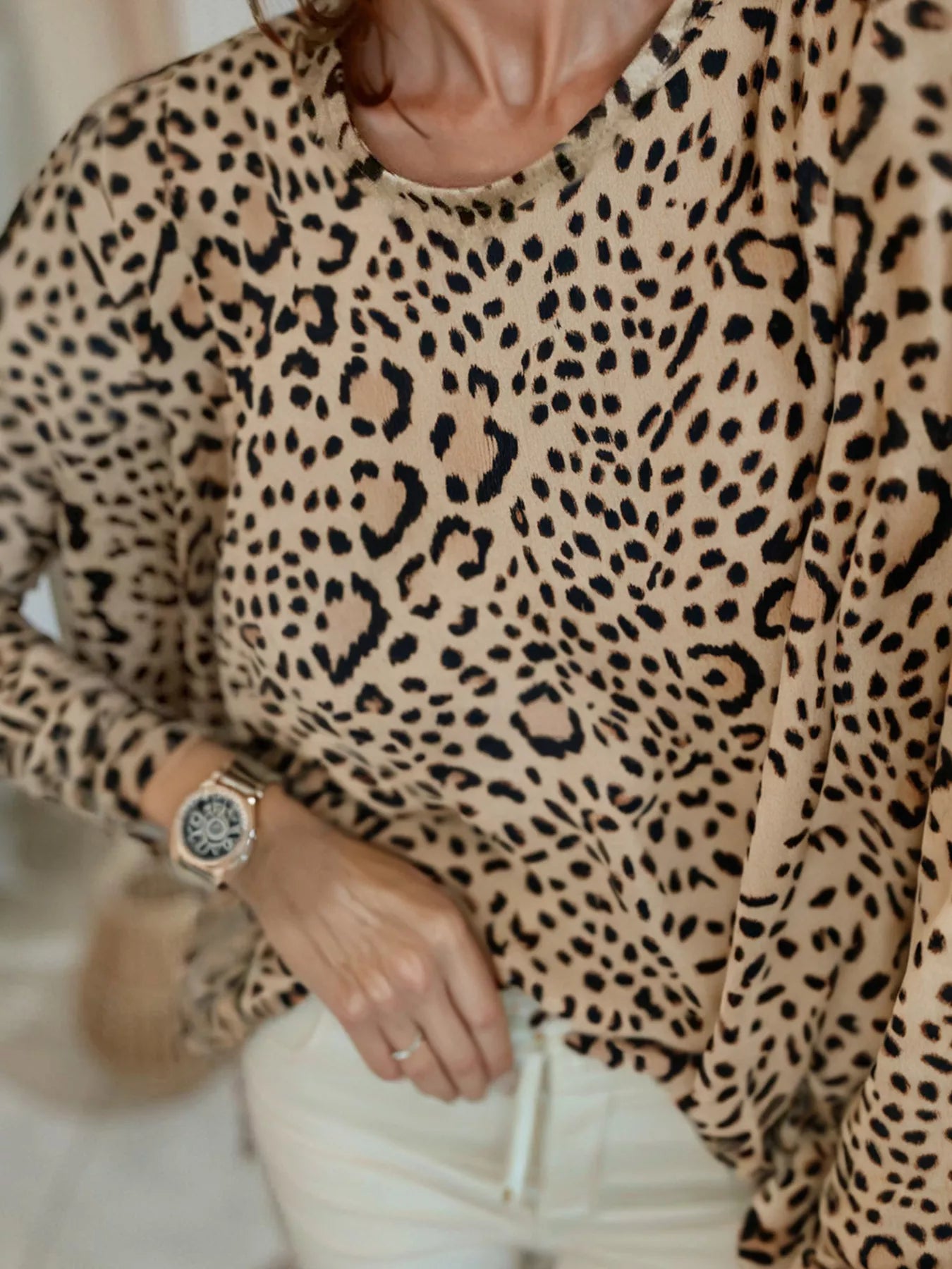 Stylish Leopard Print Long Sleeve T-Shirt with Classic Round Neck for Effortless Chic