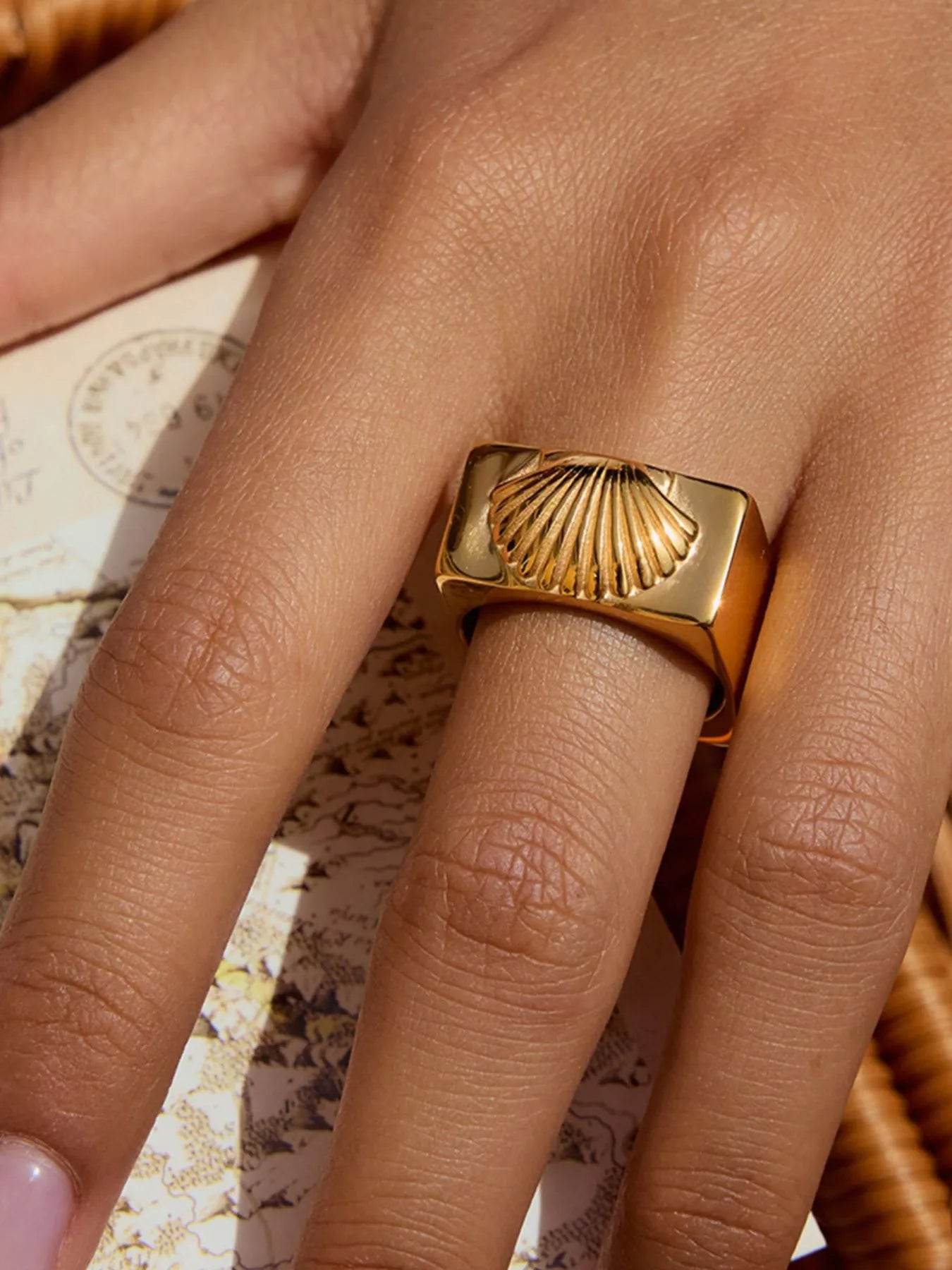 Elegant Vintage Shell Pattern Gold Signet Ring - 18K Gold-Plated Stainless Steel Jewelry