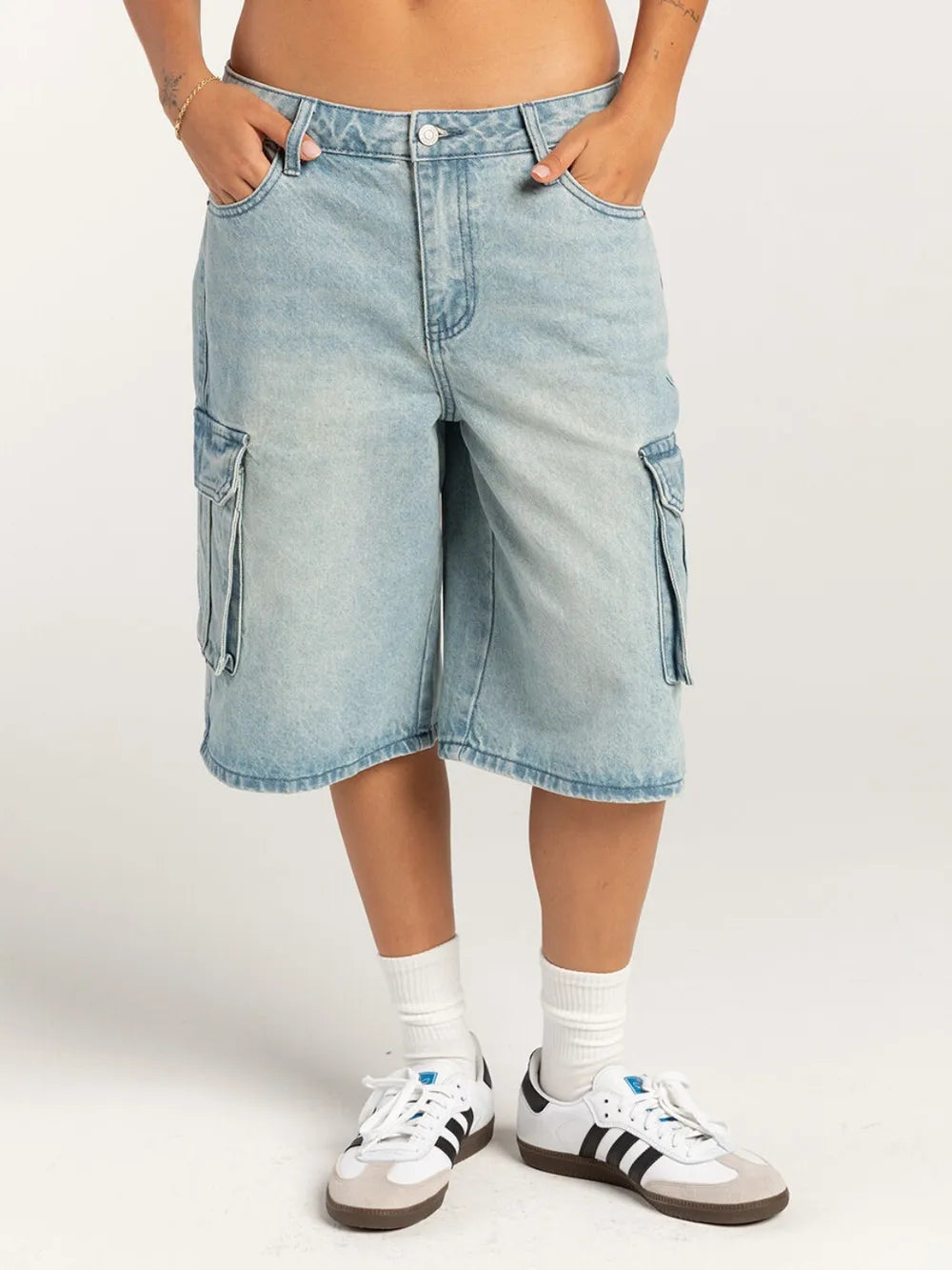 Trendy Mid-Rise Denim Shorts with Pockets - 95% Cotton, Classic Style for Summer