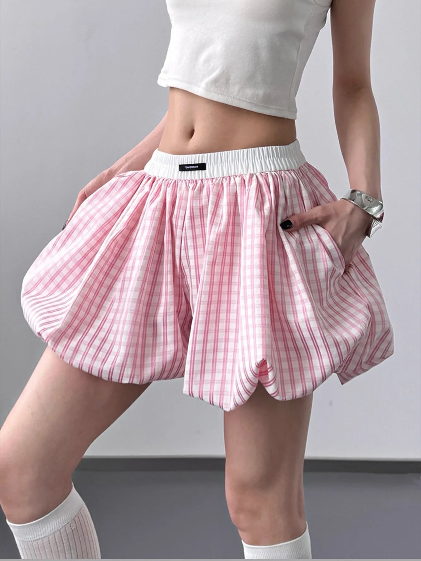 Trendy Plaid Elastic Waist Casual Shorts for Women - 100% Polyester, Comfortable Fit
