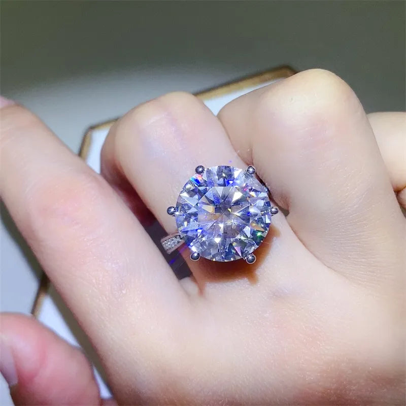 Stunning 10 Carat Moissanite Ring in 925 Sterling Silver - Elegant & Eco-Friendly Jewelry