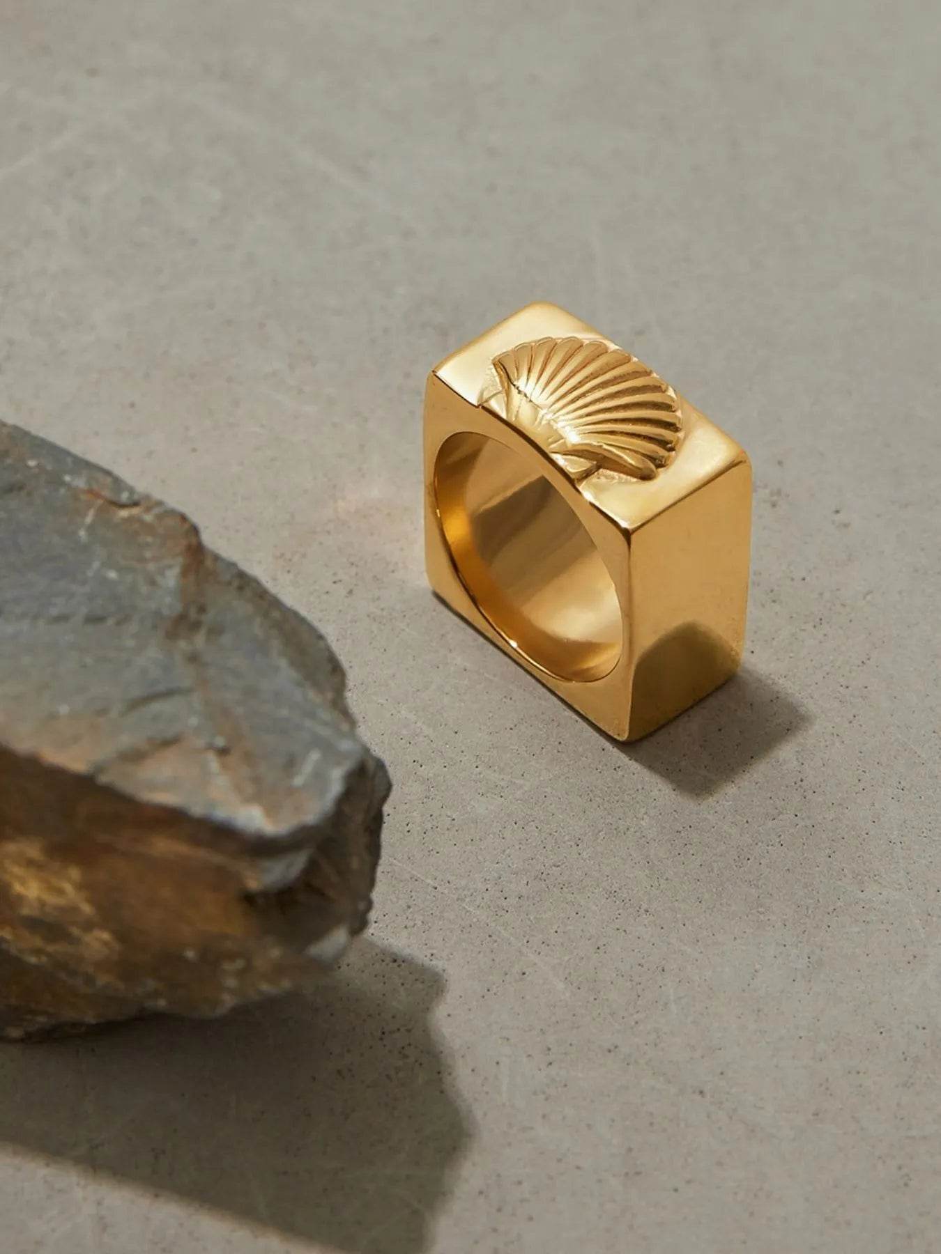 Elegant Vintage Shell Pattern Gold Signet Ring - 18K Gold-Plated Stainless Steel Jewelry - Store 42