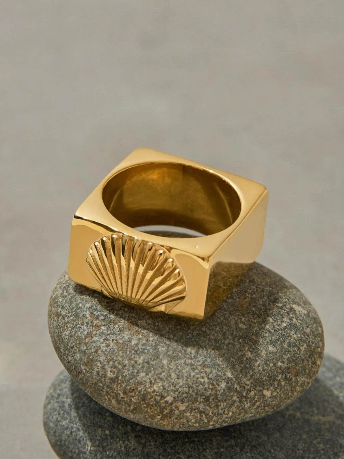 Elegant Vintage Shell Pattern Gold Signet Ring - 18K Gold-Plated Stainless Steel Jewelry - Store 42