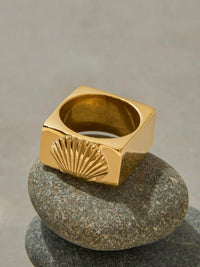 Elegant Vintage Shell Pattern Gold Signet Ring - 18K Gold-Plated Stainless Steel Jewelry - Store 42