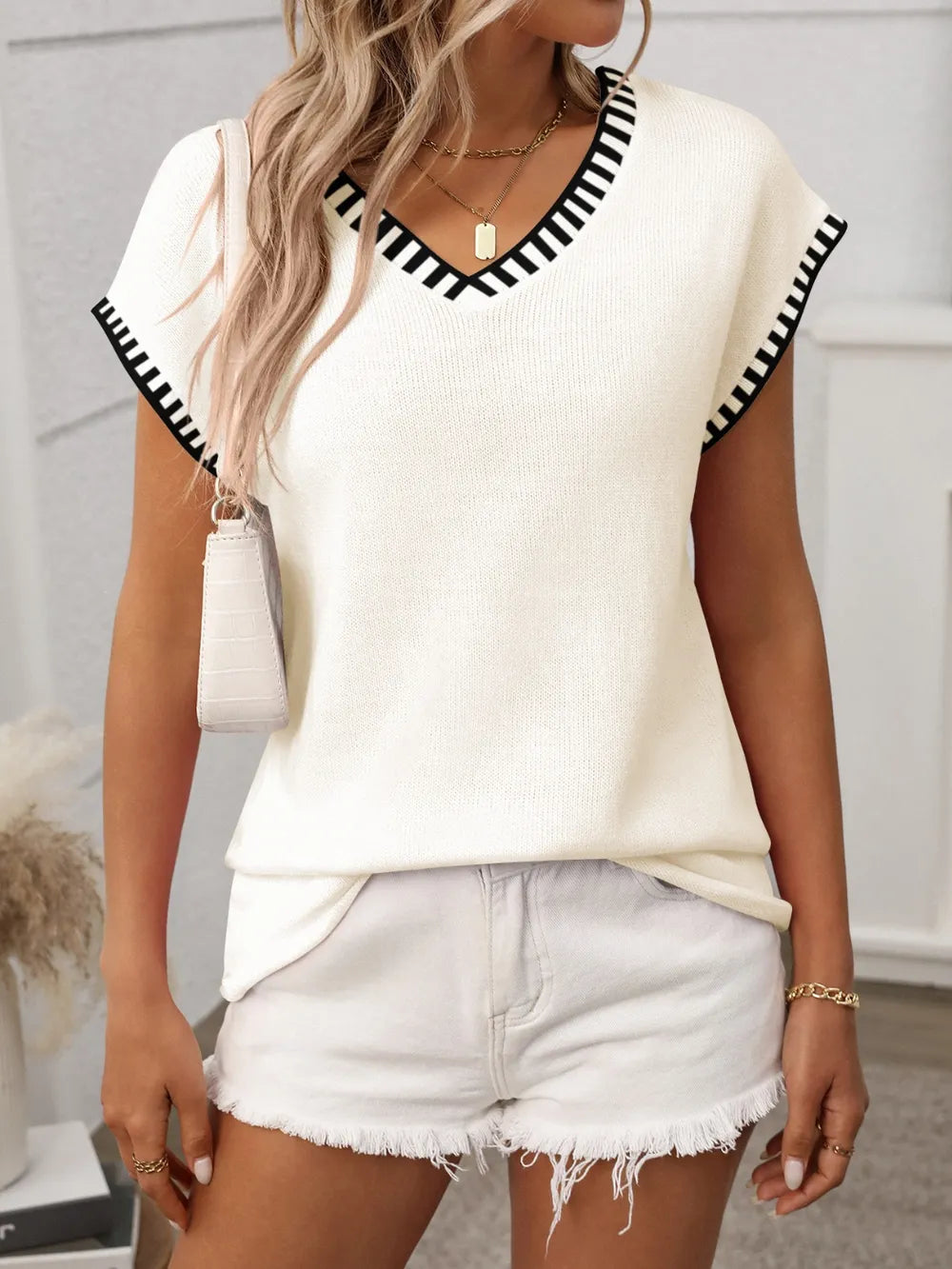 Stylish Contrast Trim V-Neck Short Sleeve Knit Top for Comfortable Everyday Wear