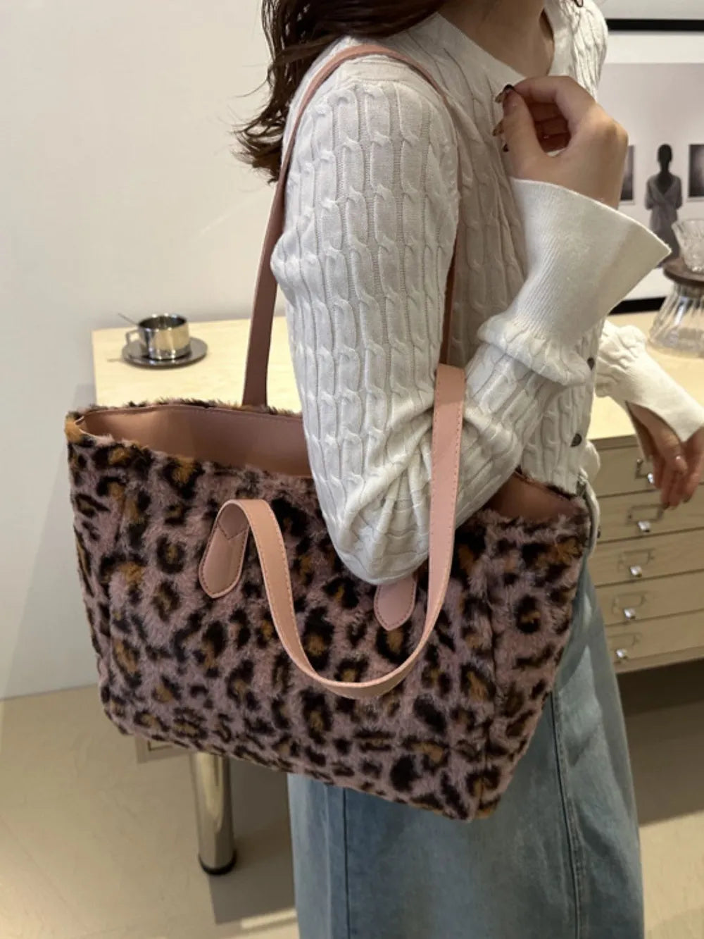 Trendy Medium Leopard Fluff Tote Bag in PU Leather - Stylish and Functional for Everyday Use