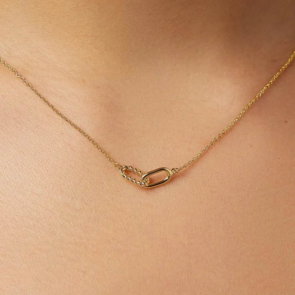 Elegant 18K Gold-Plated Interlocked Titanium Steel Necklace with Adjustable Chain