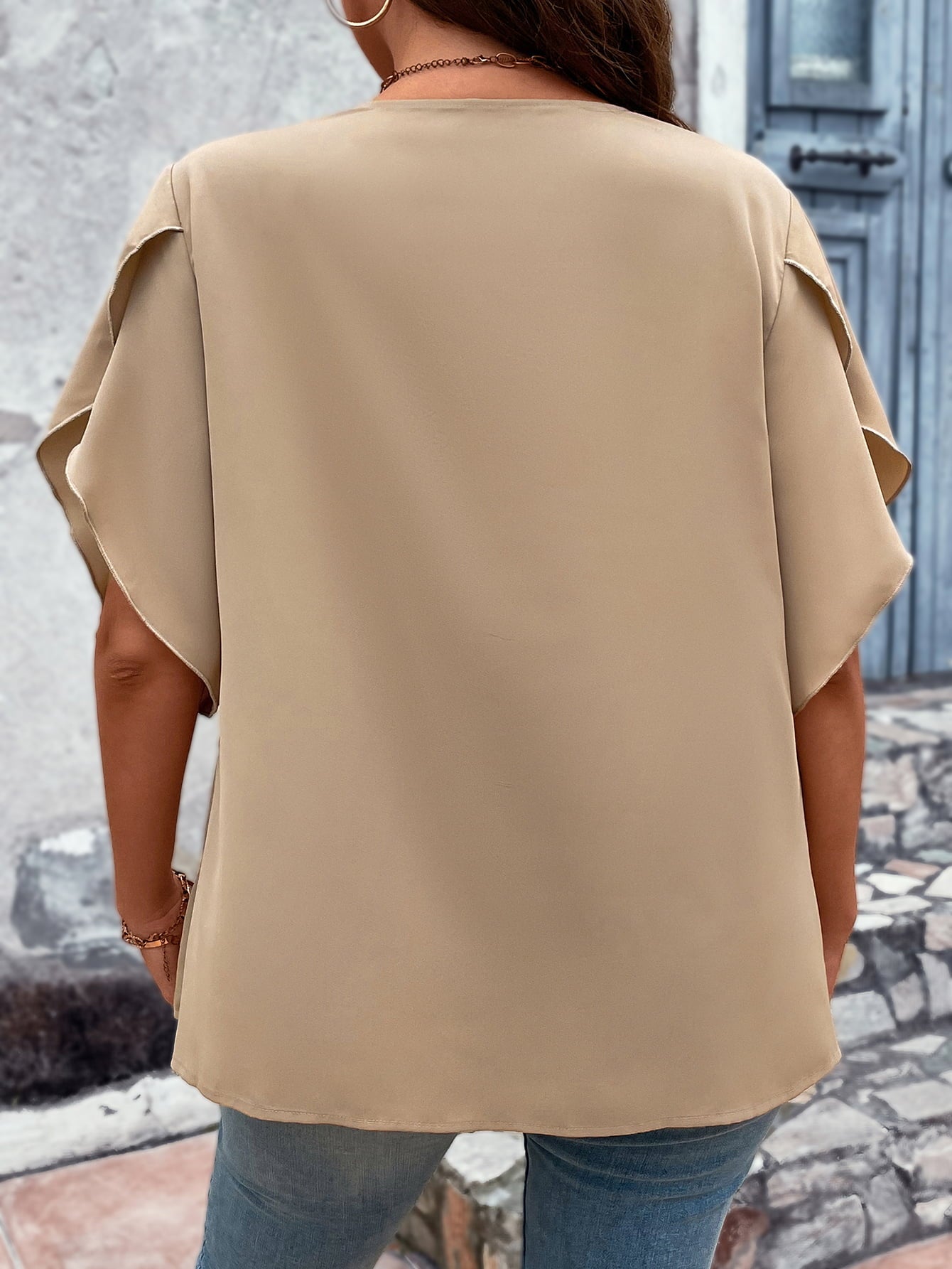 Chic Honey Plus Size V-Neck Blouse with Flutter Sleeves - Casual Contrast Style for Every Occasion