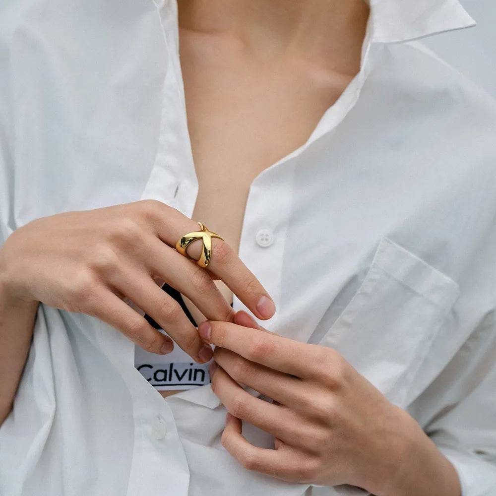 18K Gold-Plated Crisscross Ring | Elegant Stainless Steel Design | Size 7 - Store 42