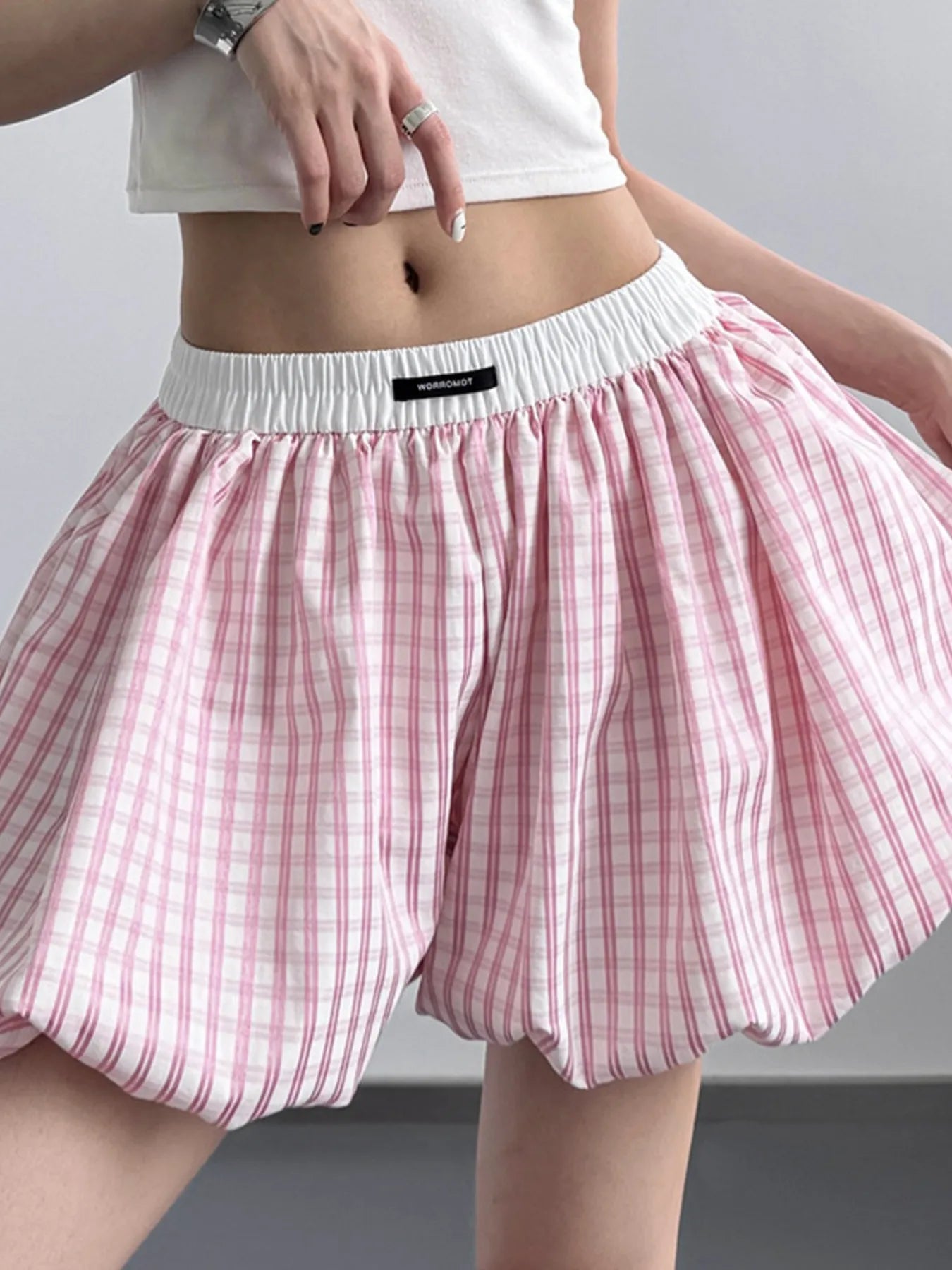 Trendy Plaid Elastic Waist Casual Shorts for Women - 100% Polyester, Comfortable Fit