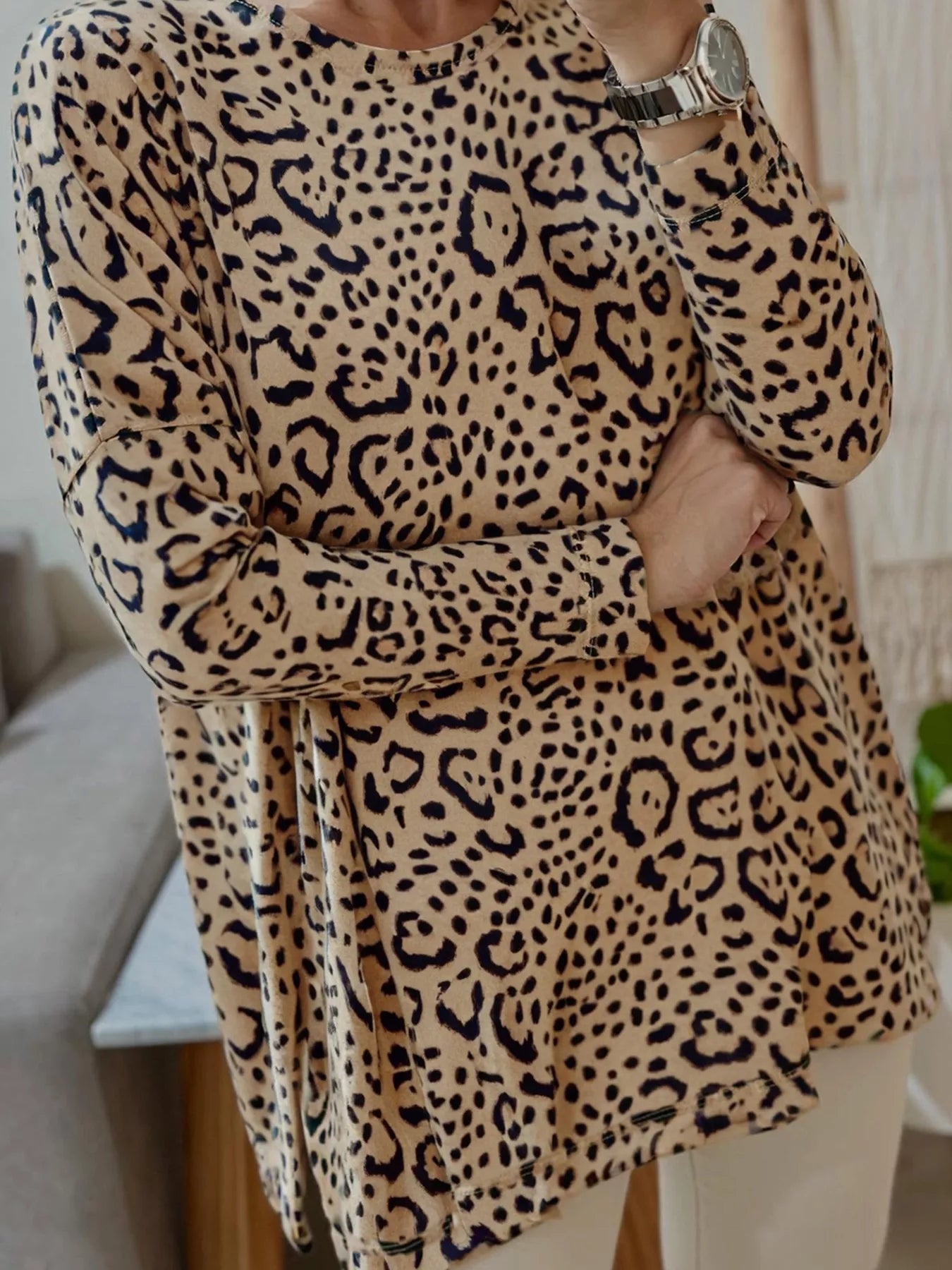 Stylish Leopard Print Long Sleeve T-Shirt with Classic Round Neck for Effortless Chic