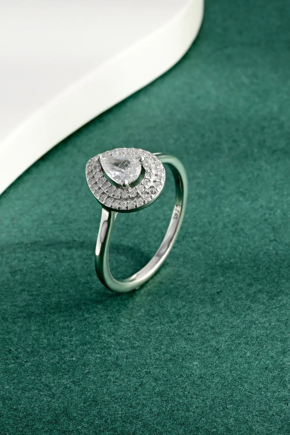 925 Sterling Silver Inland Zircon Ring with Platinum-Plated Finish - Elegant Design for Any Occasion