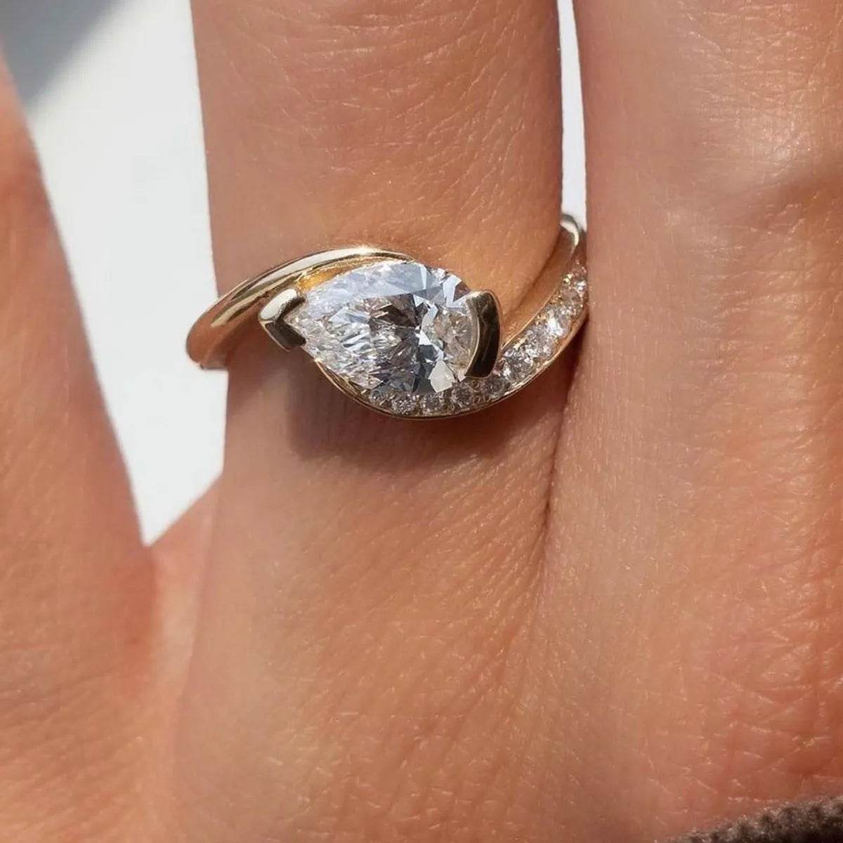 1.5 Carat Moissanite Ring in 925 Sterling Silver with 18K Gold-Plated Accent Stones - Store 42