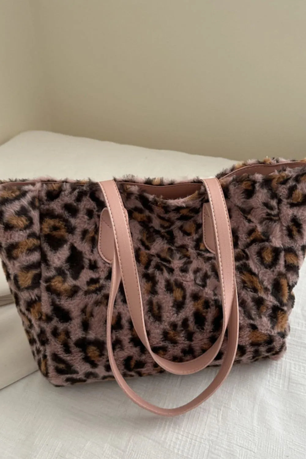 Trendy Medium Leopard Fluff Tote Bag in PU Leather - Stylish and Functional for Everyday Use