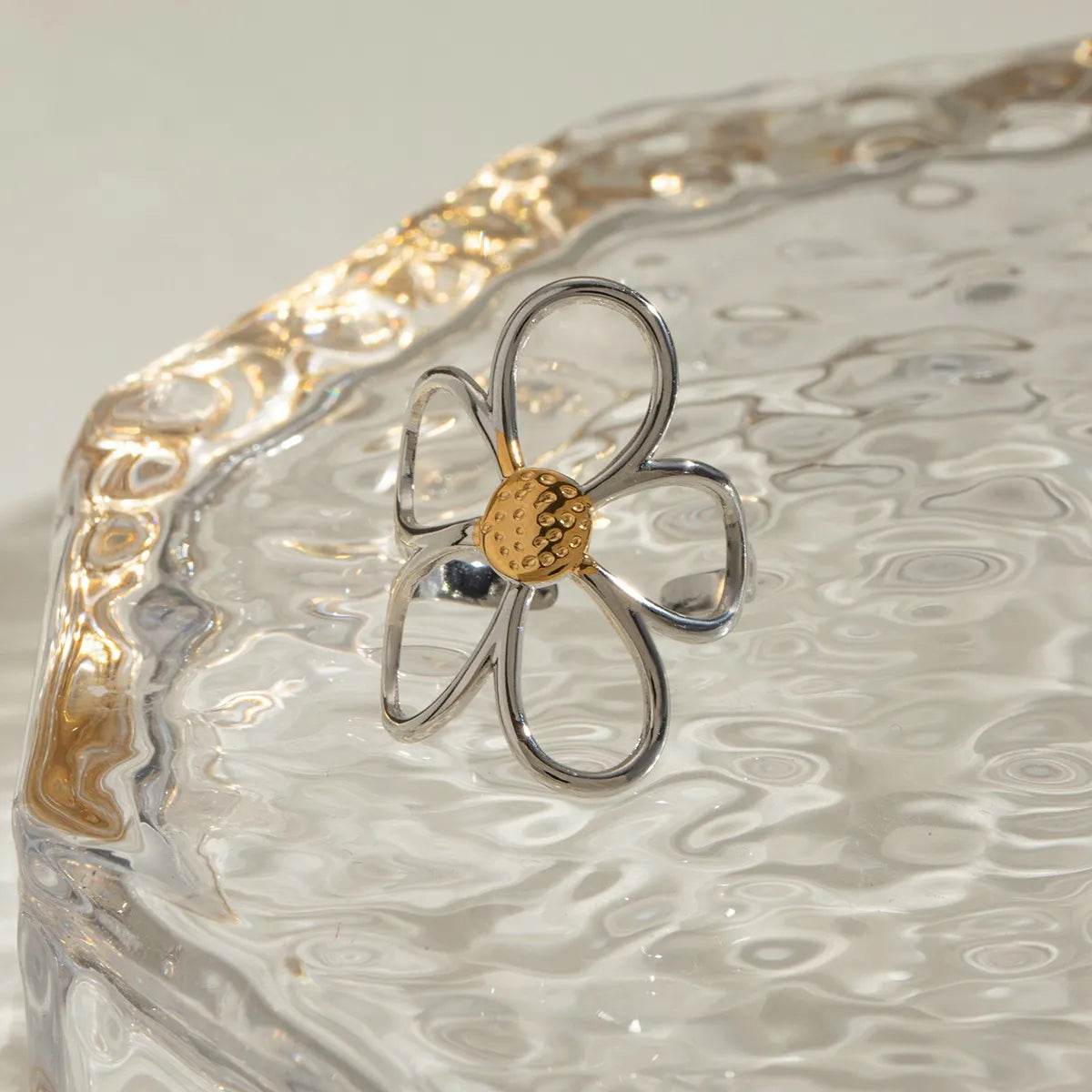 Elegant Two-Tone Daisy Flower Ring with Gold-Toned Center – Floral Inspired Jewelry - Store 42