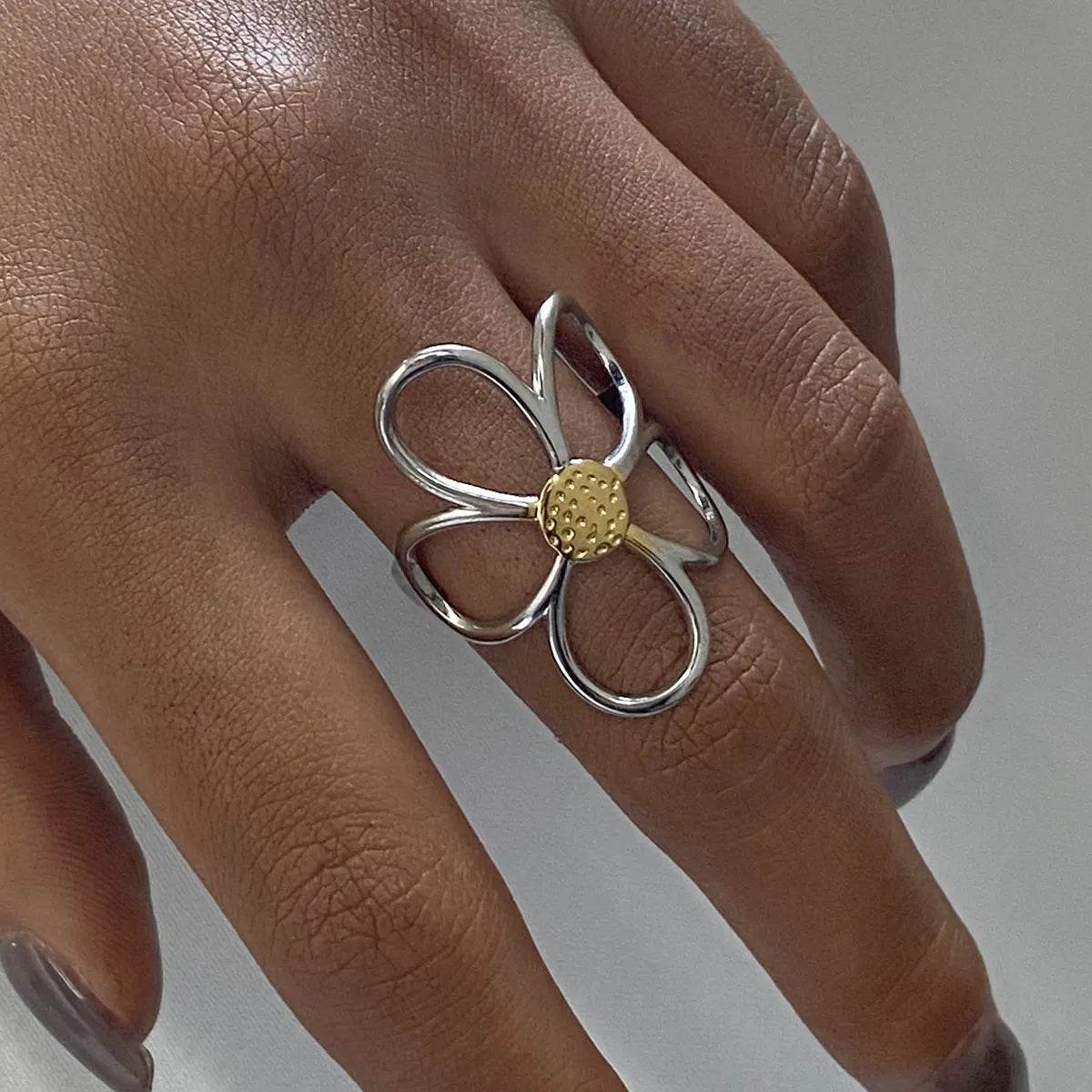 Elegant Two-Tone Daisy Flower Ring with Gold-Toned Center – Floral Inspired Jewelry