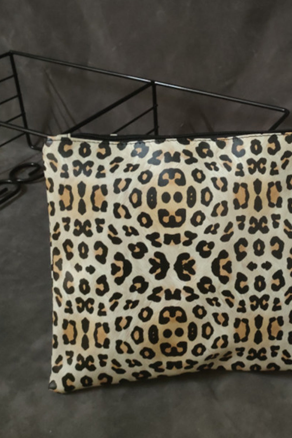 Stylish Leopard Print PU Leather Medium Wristlet Clutch - Perfect for Any Occasion