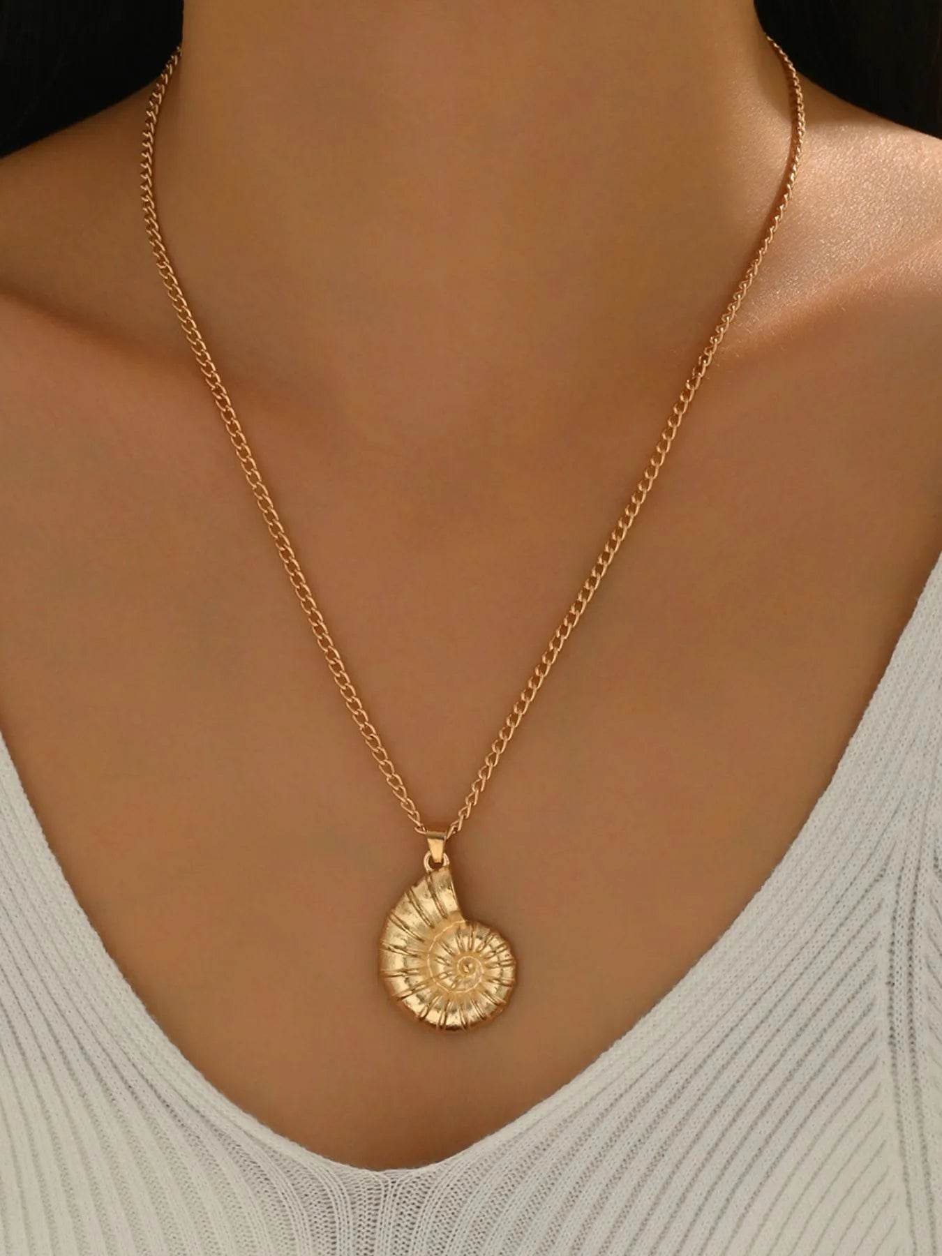 Elegant 18K Gold-Plated Shell Pendant Necklace - Stunning Beach-Inspired Jewelry