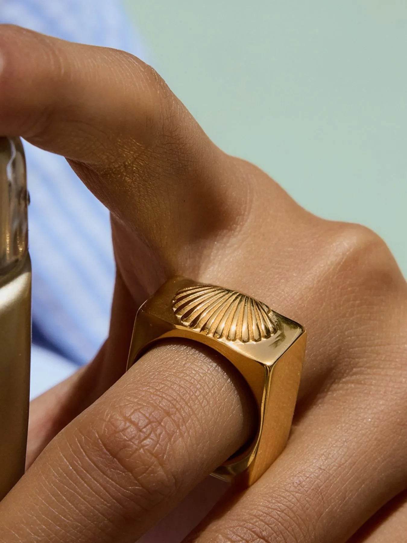Elegant Vintage Shell Pattern Gold Signet Ring - 18K Gold-Plated Stainless Steel Jewelry